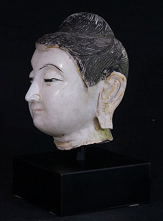Marmeren Boeddhahoofd uit Birma (Myanmar), linkerzijaanzicht met oor en haarlokken