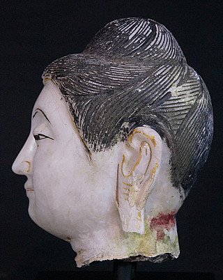 Boeddhahoofd in marmer uit Myanmar, rechterzijaanzicht met slijtage aan de halsrand