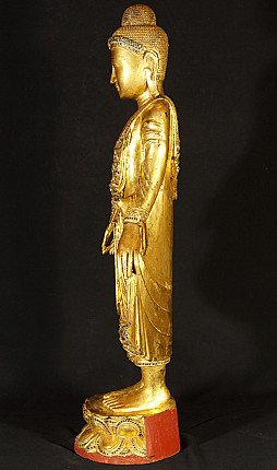 Stehende Mandalay-Buddha-Statue aus Holz, vergoldet, Seitenansicht von links