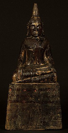 Antike burmesische Shan-Buddha-Statue aus Holz, sitzend in Bhumisparsha-Mudra, Frontalansicht