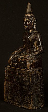 Burmesische Shan-Buddha-Statue aus Holz, sitzend, Dreiviertelansicht von links mit Sockel