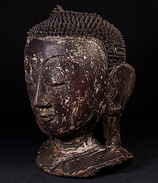Boeddhakop uit Myanmar in lakwerk, driekwartaanzicht links met zichtbare patina