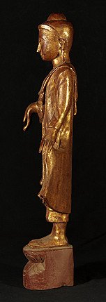 Stehende Buddha-Statue aus Holz, linke Seitenansicht mit langen Ohrläppchen