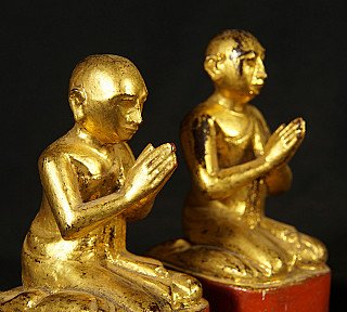 Satz antike Monch Figuren