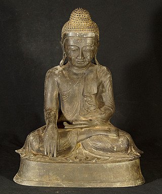 Bronzen Mandalay Boeddhabeeld uit Myanmar, zittend in bhumisparsha mudra, frontaal