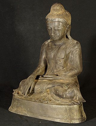 Mandalay Boeddhabeeld in brons uit Myanmar, driekwartaanzicht met zicht op rechterzijde