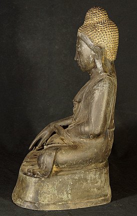 Bronzen Boeddhabeeld uit Myanmar, zittend Mandalay-stijl, linker zijaanzicht