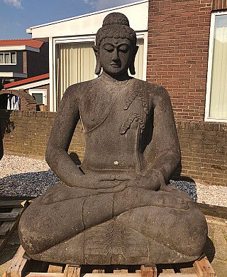 Große indonesische Buddha-Statue aus Lavastein, sitzend in Dhyana-Mudra, Frontansicht