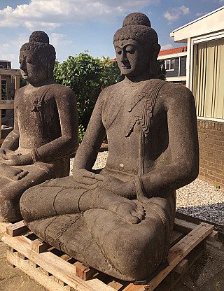 Grosse und besondere Lavastein Buddha Figur