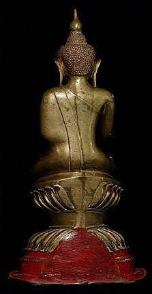 Bronzen Shan Boeddha uit Burma, achteraanzicht met puntige ushnisha en rode basis