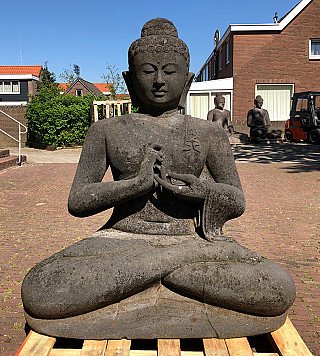 Indonesische Buddha-Statue aus Lavastein, sitzend in Dharmachakra-Mudra, Frontalansicht