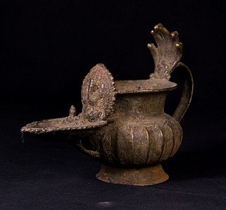 Nepalesische Bronze-Öllampe (Sukunda), 19. Jh., schräg von vorn mit Ausguss und Henkel