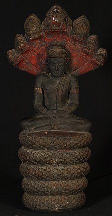 Houten Naga-Boeddha uit Birma, zittend op slangenrondels met rood gelakte kap, vooraanzicht