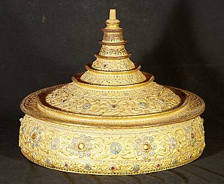 Lid of a Burmese lacquerware offering vessel with tiered knop, detail view