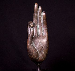Oude bronzen Boeddha hand