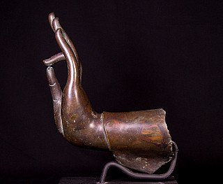 Oude bronzen Boeddha hand