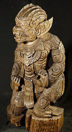 Hölzerne Hanuman-Statue aus Indonesien in Dreiviertelansicht, sitzend mit sichtbarem Gesicht und Schmuck