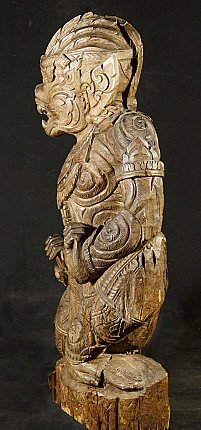 Indonesische Hanuman-Statue aus Holz, sitzend in linker Seitenansicht mit geschnitzten Mustern an Arm und Bein