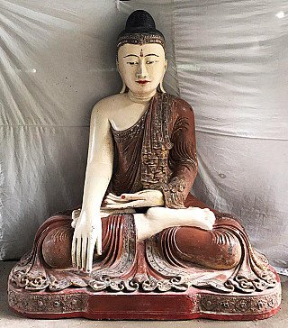 Hölzerne Buddha-Statue aus Burma (Myanmar) im Mandalay-Stil, sitzend in Bhumisparsha-Mudra, Frontalansicht