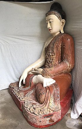 Sitzende Buddha-Statue aus Holz aus Myanmar, Mandalay-Stil, Dreiviertelansicht mit Gewand und Sockel