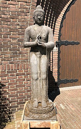 Große stehende Buddha-Statue aus Lavastein, Indonesien, Dharmachakra-Mudra, frontal