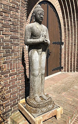 Indonesische Buddha-Statue aus Lavastein, stehend in Dharmachakra-Mudra, Dreiviertelansicht links