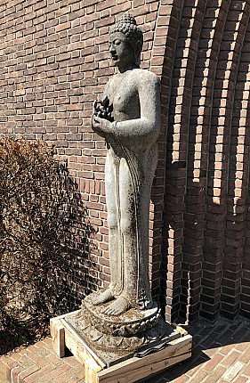 Stehende Buddha-Statue aus Lavastein aus Indonesien, Seitenansicht mit Dharmachakra-Mudra