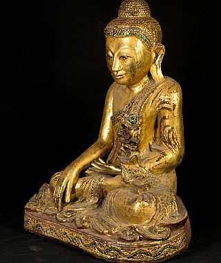 Boeddhabeeld uit Myanmar (Mandalay-stijl) in hout, driekwartaanzicht links