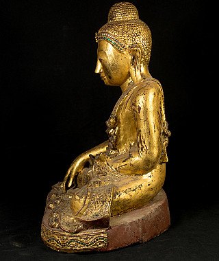 Zittend houten Boeddhabeeld uit Myanmar in Mandalay-stijl, linker zijaanzicht