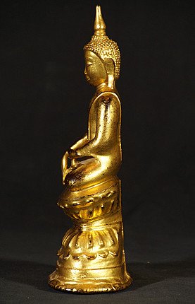 Antike Buddha-Statue aus Bronze aus Burma, Seitenansicht mit langen Ohrläppchen und Lotossockel