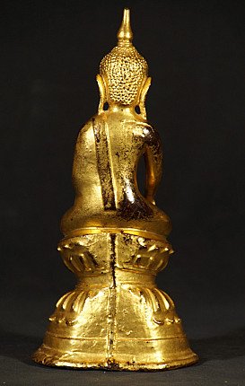 Buddha-Statue aus Myanmar in Bronze, Rückansicht mit sichtbarer Naht am Rücken und Sockel