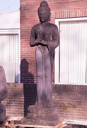 Stehende Buddha-Statue aus indonesischem Lavastein in Dreiviertelansicht, Hände vor der Brust
