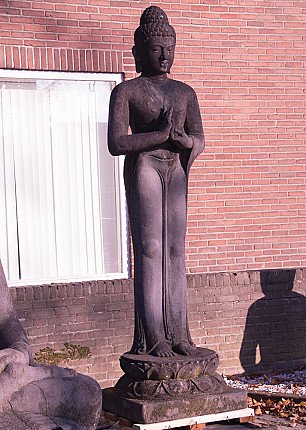 Indonesische Buddha-Statue aus Lavastein, stehend auf Lotosthron, schräg von vorn
