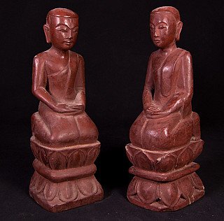 Set van twee houten monnikbeelden uit Burma (Myanmar), zittend op lotusvoet, schuin van voren