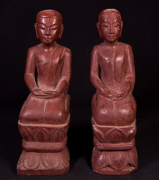Twee houten monnikbeelden uit Burma (Myanmar) zittend, vooraanzicht met handen op de schoot