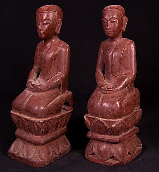 Set monnikbeelden in hout uit Burma (Myanmar), zittend, driekwartaanzicht met beide sokkels