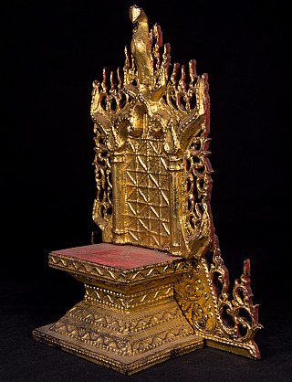 Houten Boeddhatroon uit Myanmar met vergulde rug en rood zitvlak, driekwartaanzicht