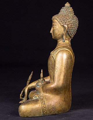Bronzene Medizinbuddha-Statue aus Nepal, sitzende Seitenansicht mit sichtbarem Gewanddekor