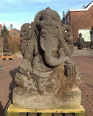 Große sitzende Ganesha-Statue aus Lavastein, Vorderansicht mit Rüssel und Armen, Indonesien