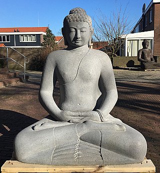 Große Lavastein-Buddha-Statue aus Indonesien, sitzend in Dhyana-Mudra, Frontalansicht