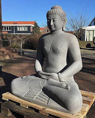 Lavastein-Buddha-Statue aus Indonesien in Meditationshaltung, Dreiviertelansicht links