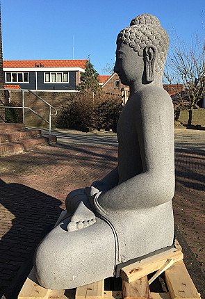Sitzende Lavastein-Buddha-Statue, linke Seitenansicht mit langem Ohr und Lockenhaar