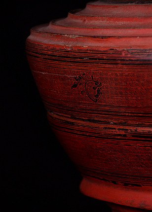 Detail der Bauchzone des roten Lackgefäßes mit eingeritztem Dekor