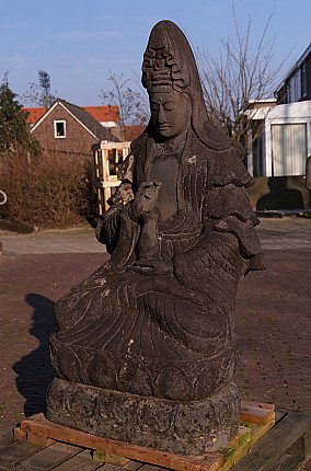 Lavastein-Guan-Yin, Dreiviertelansicht links mit Gewandfalten und Sockel