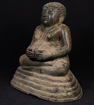 Phra Sangkachai in brons uit Thailand, zittend in driekwartaanzicht met handen voor de buik