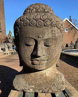 Großer Buddha-Kopf aus Lavastein aus Indonesien, Frontalansicht mit geschlossenen Augen