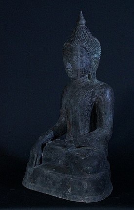 Sitzende Buddha-Statue aus Bronze aus Burma, Dreiviertelansicht von links