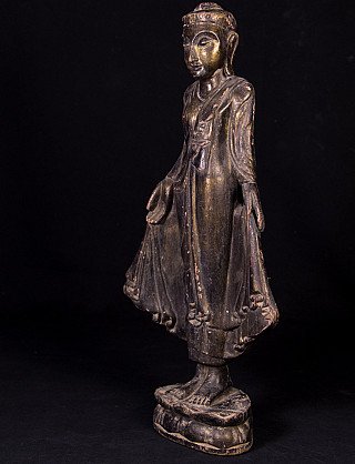 Hölzerne stehende Buddha-Statue aus Myanmar, Dreiviertelansicht von links