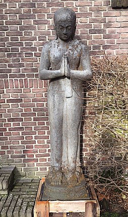 Große indonesische Lavastein-Mönchsstatue, stehend mit Namaskara-Mudra, Frontalansicht