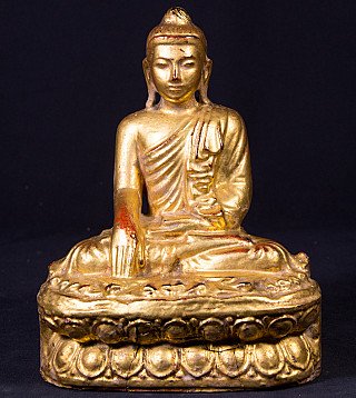 Verguld houten Boeddhabeeld uit Birma, zittend in bhumisparsha mudra, vooraanzicht